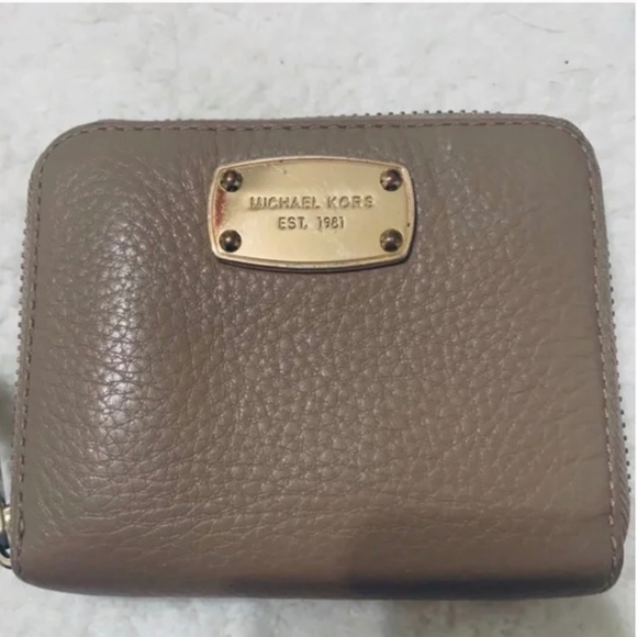 ♦️♦️Michael Kors Zippy Pebble Leather Wallet - Picture 1 of 4
